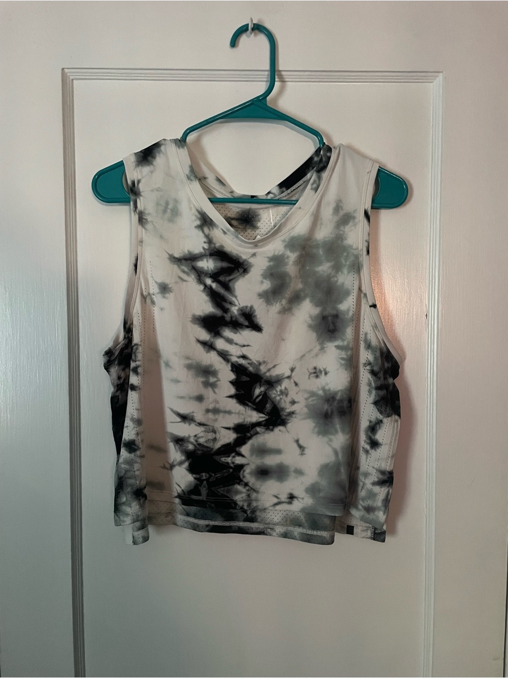 Lululemon Train to Be Tank in a black and white shibori tie-dye Size 12